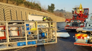 Pesaro - A14, auto con carrello finisce fuori strada